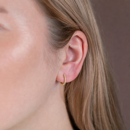 Pendientes Huggie Pave | Dorado